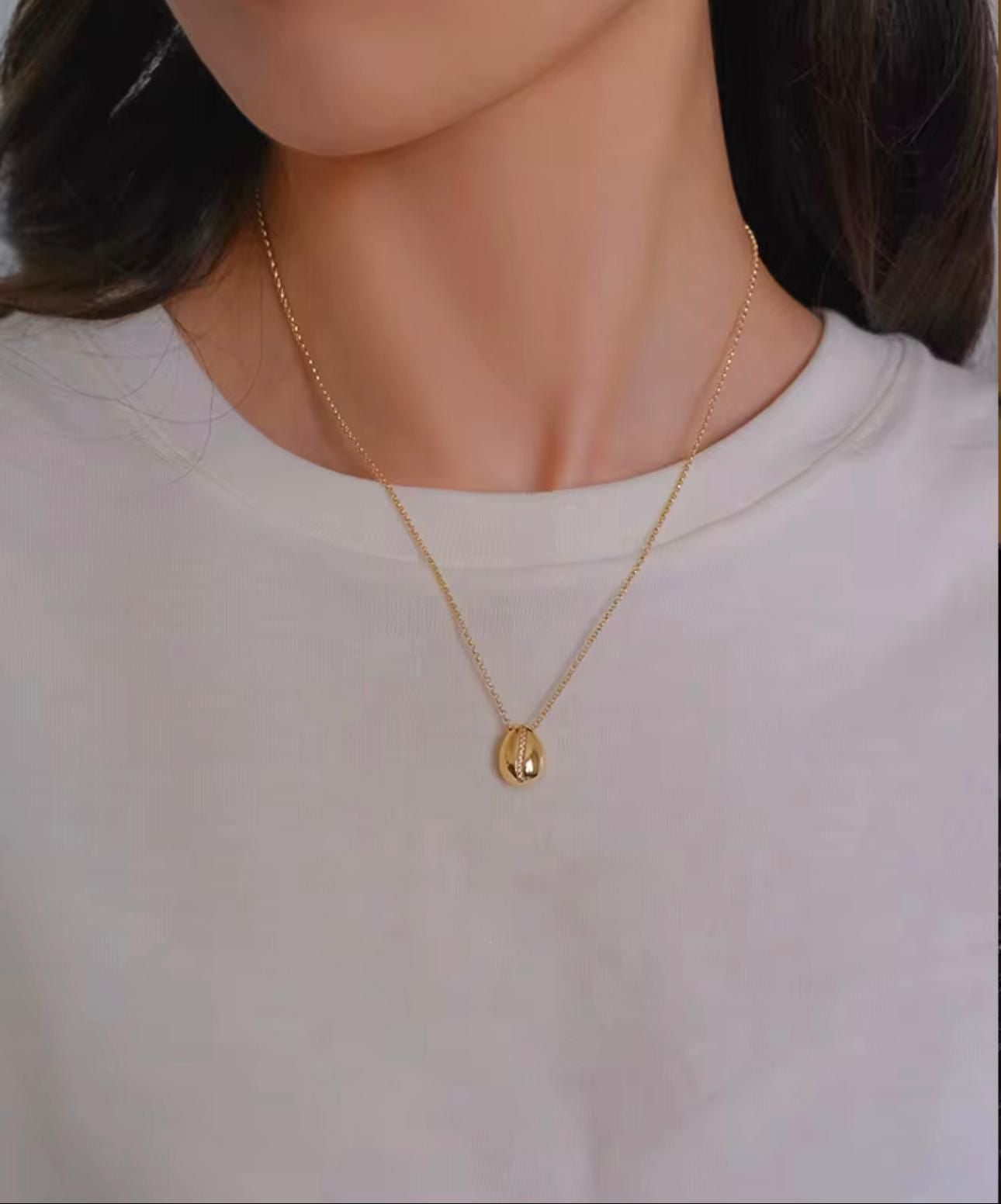 Lia shell pendant necklace-Gold