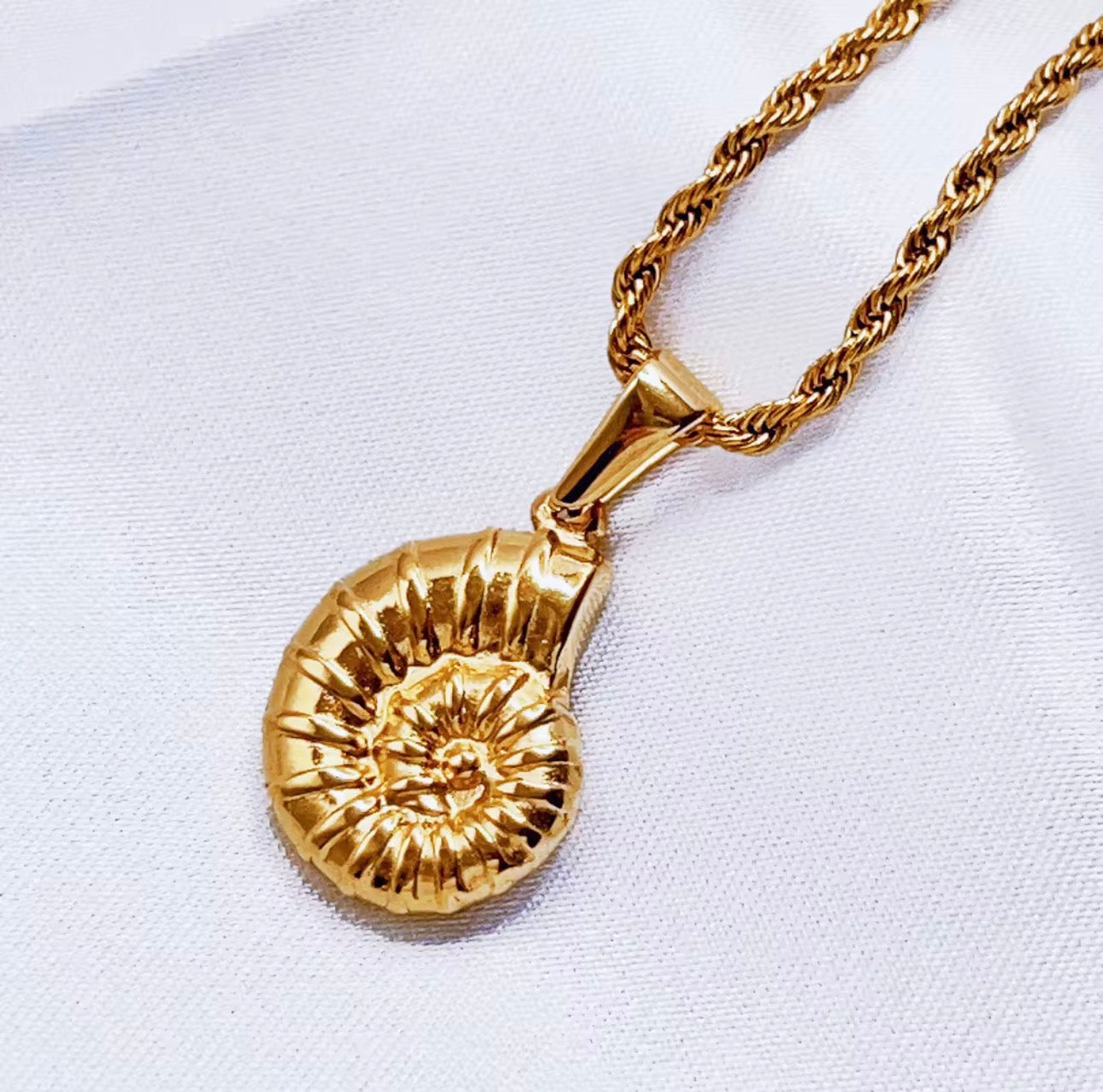 Elna Oversized Shell Pendant Necklace