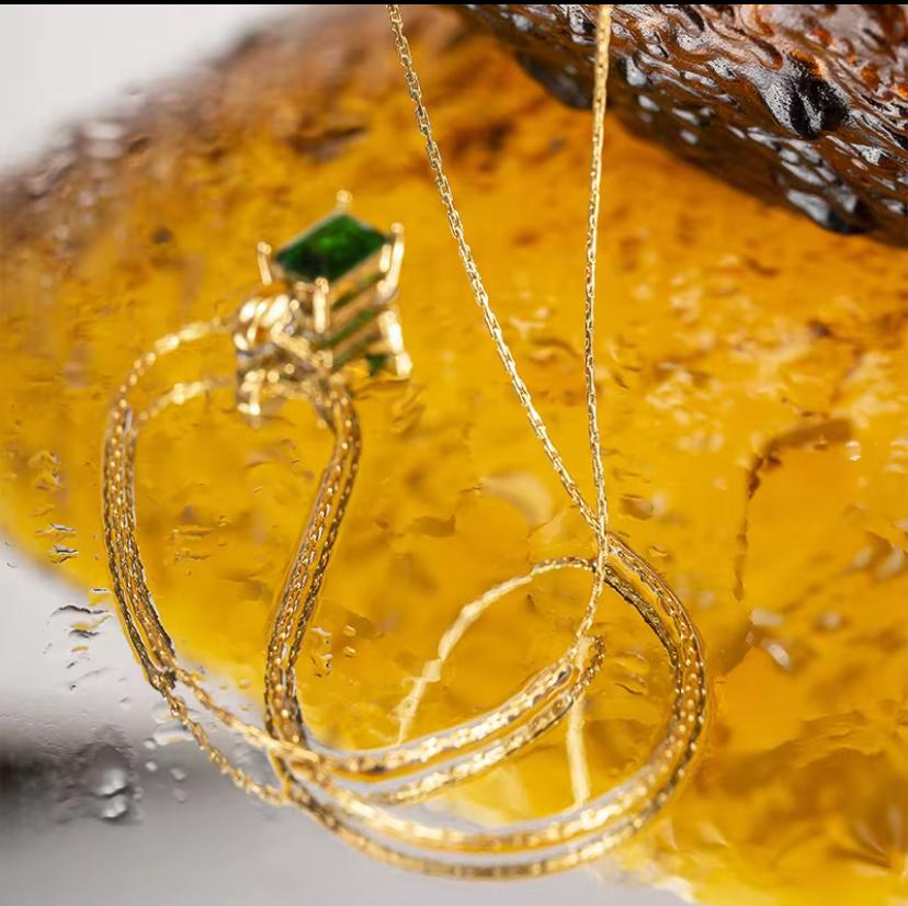 Emerald Glow Pendant Necklace-Go