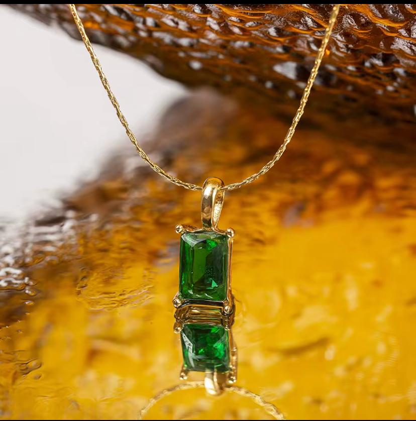 Emerald Glow Pendant Necklace-Go