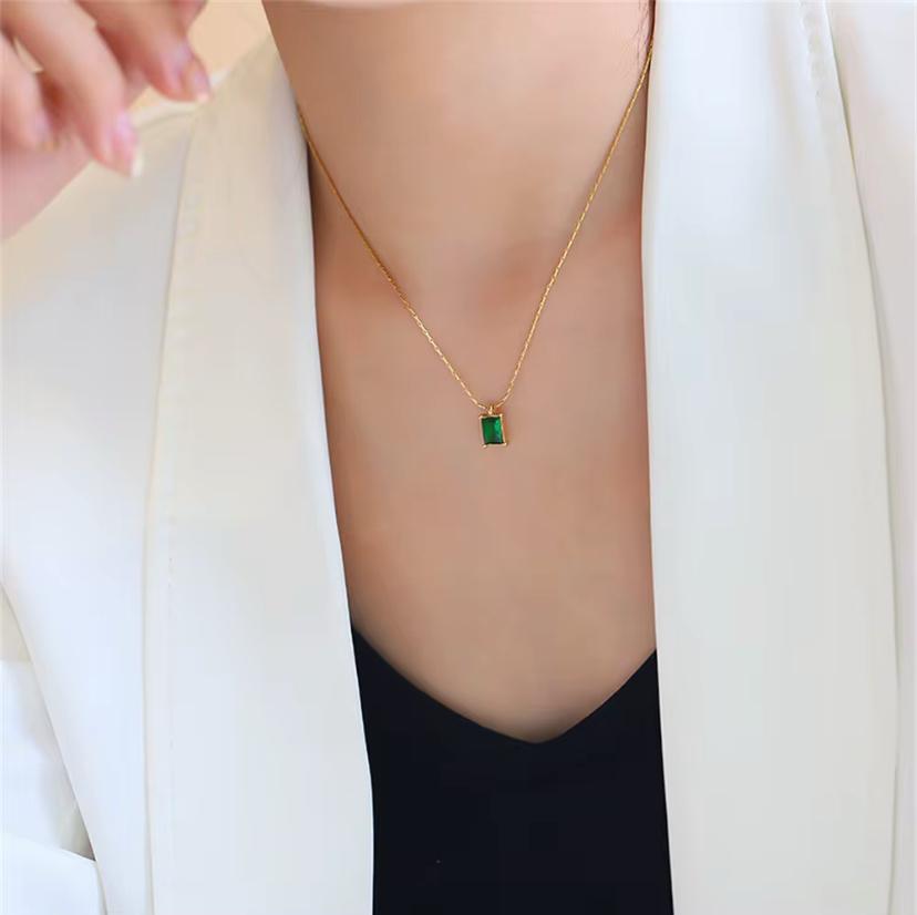 Emerald Glow Pendant Necklace-Go